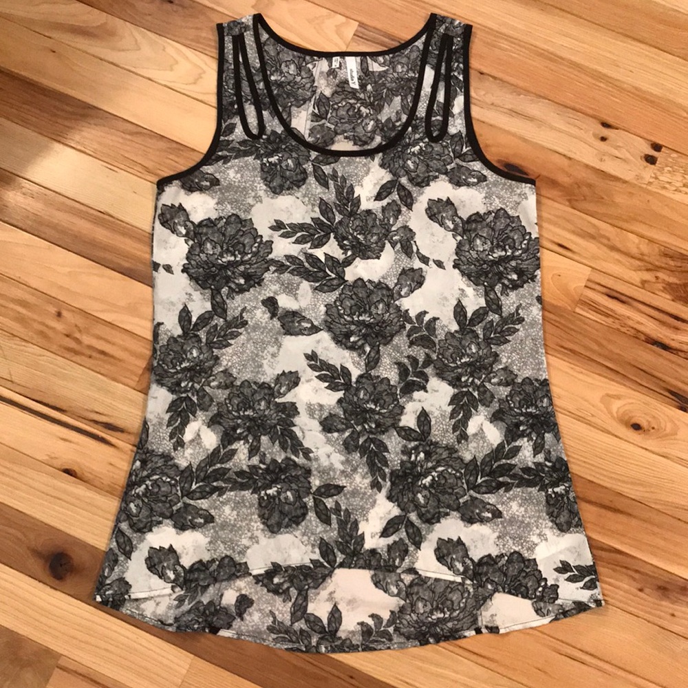 EUC Maurices Studio Y High Low Tank